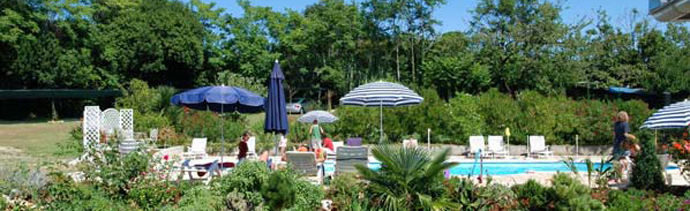 Garten und Pool der Villa Anna